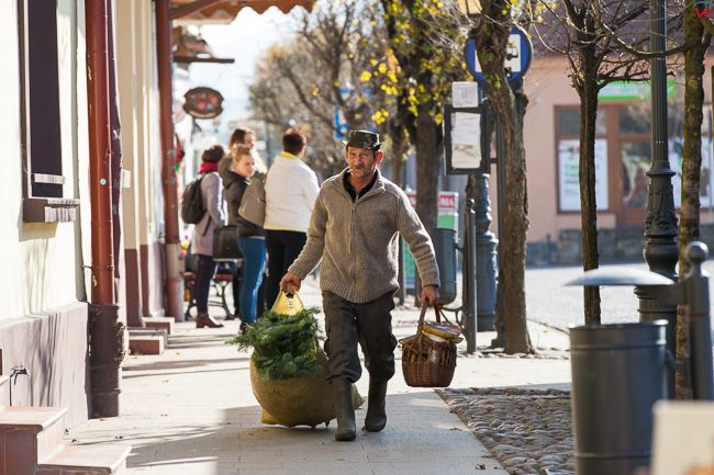 Stary Sacz, mieszkancy na Rynku Starego Miasta. EU, Pl, Malopolskie.